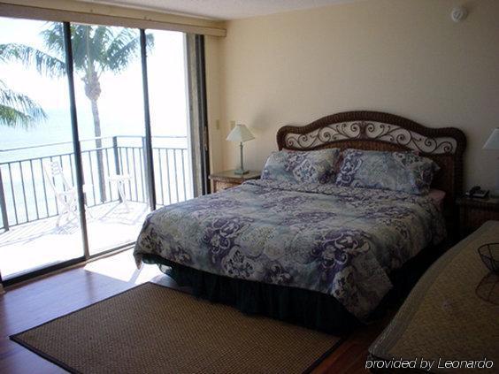 1800 Atlantic Suites Key West Room photo